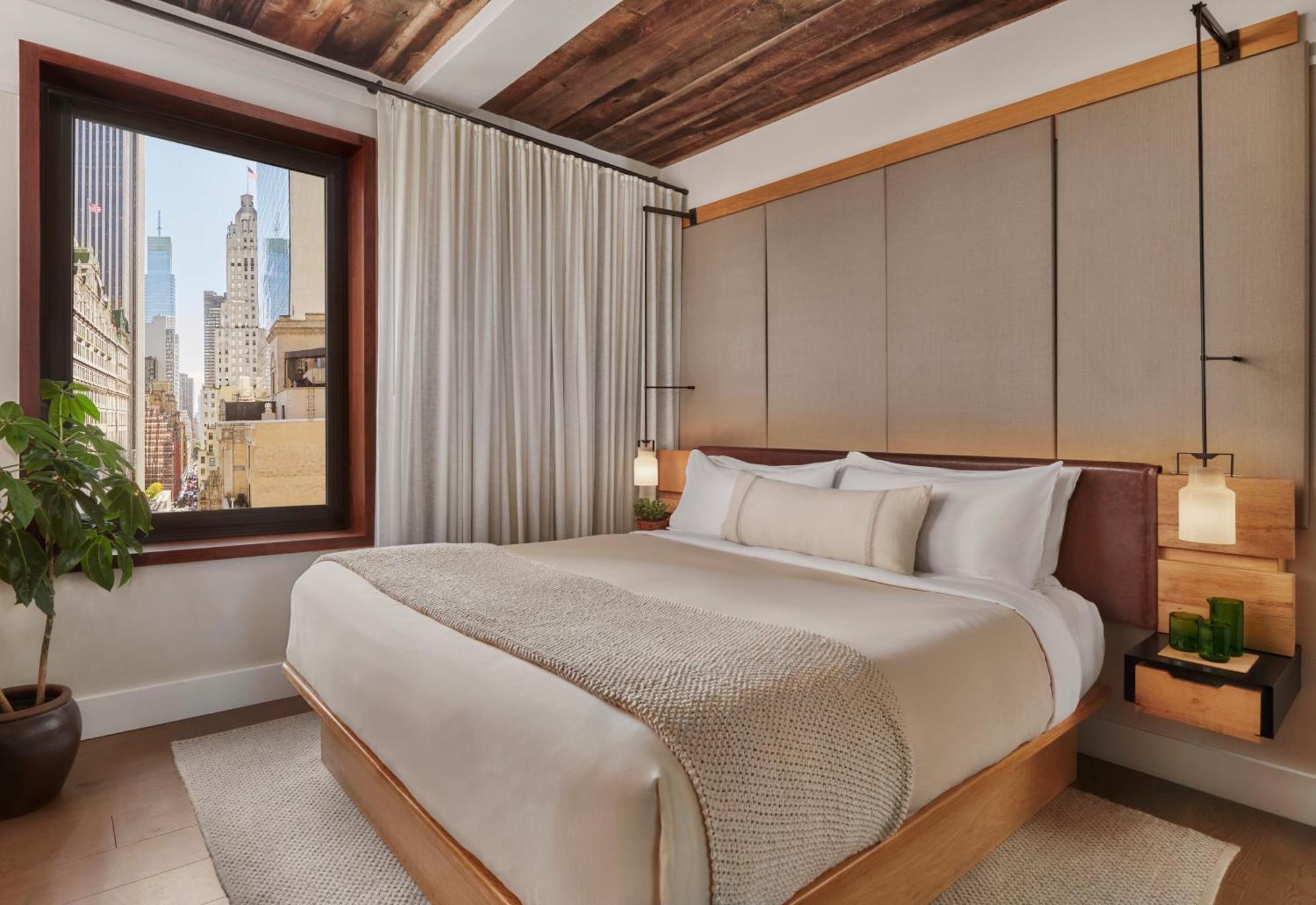 Superior King Room with City View
